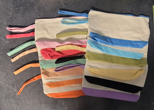 Zippered bag with handle and colored bottom
