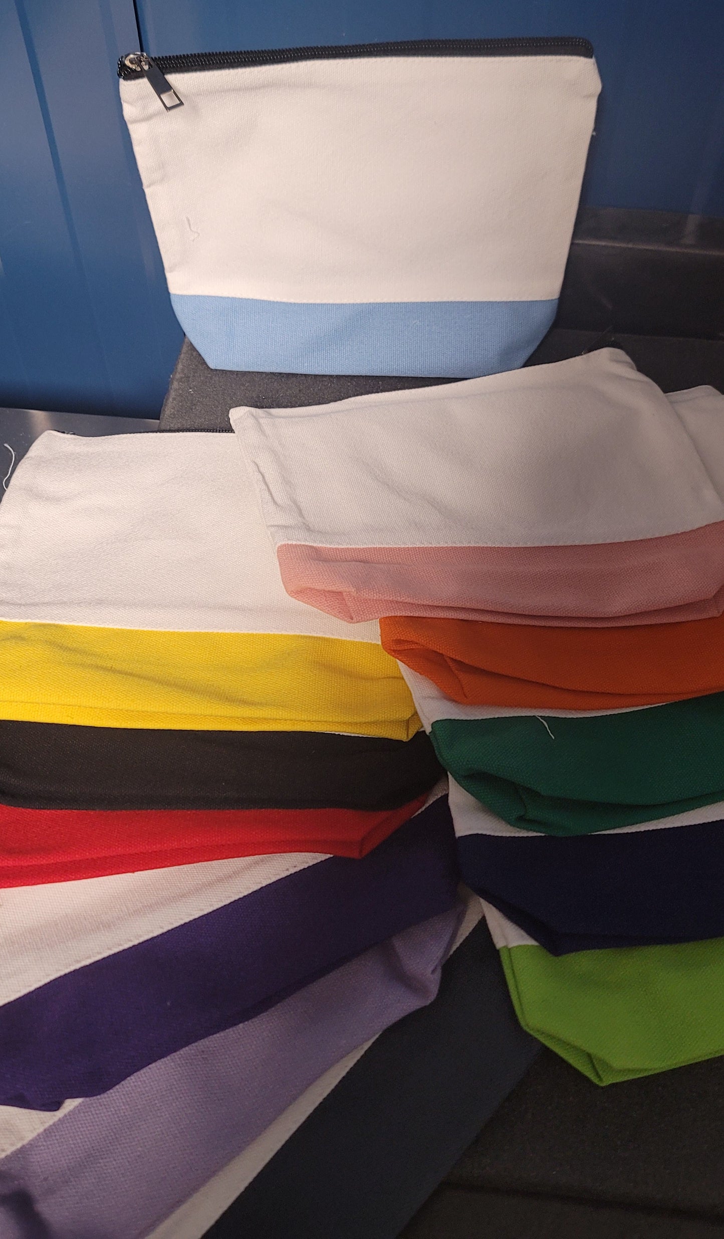 Zippered bag with colored bottom