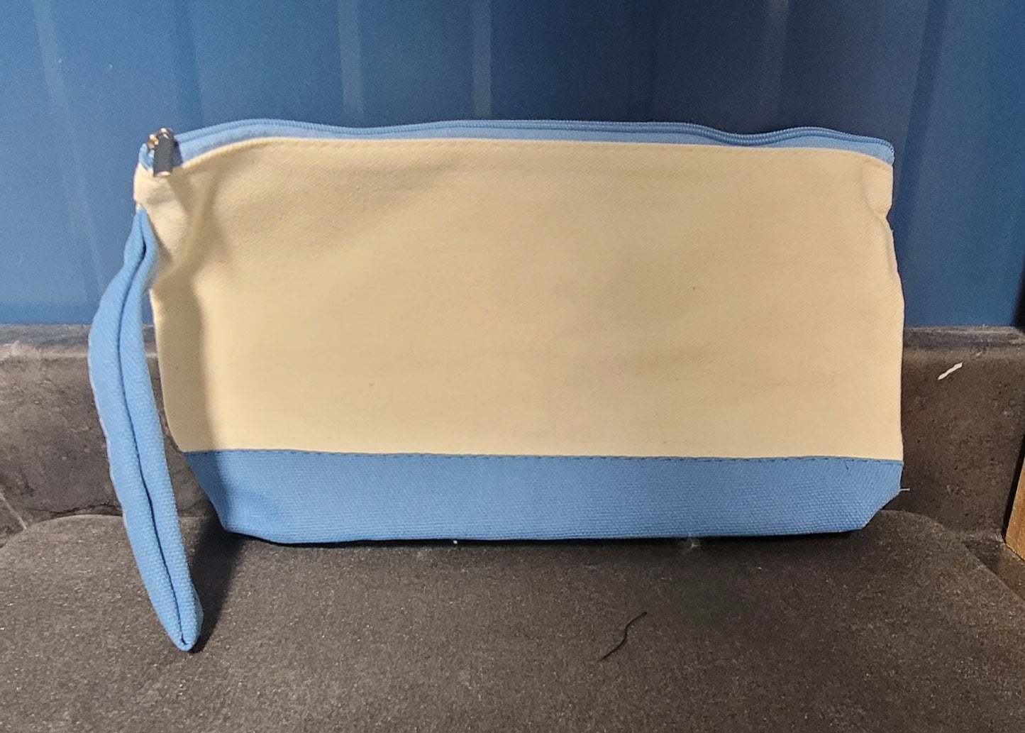 Zippered bag with handle and colored bottom